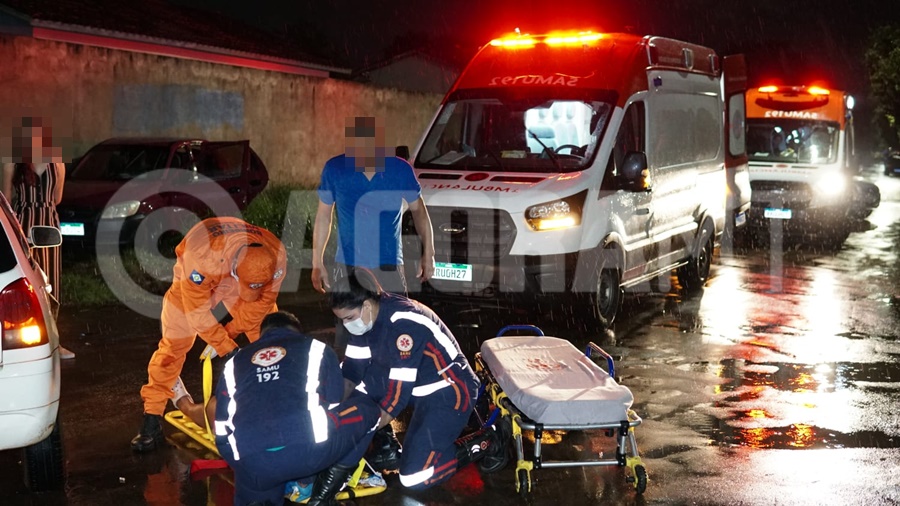 Imagem: Samu socorrendo uma das vitimas Seis pessoas ficam feridas em colisão de forte impacto; cinco são crianças