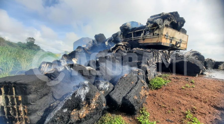 Imagem: VIDEO SITE 1 2 Incêndio atinge carreta carregada com pluma de algodão na BR-163 e deixa pista interditada