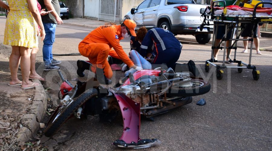 Imagem: VIDEO SITE 1 3 Colisão entre carro e moto deixa jovem de 19 anos ferida no Jardim Monte Libano