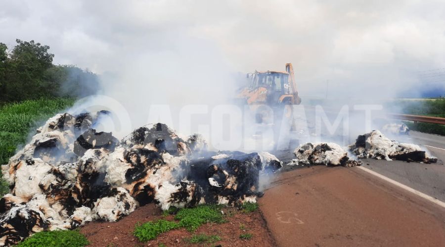Imagem: VIDEO SITE 2 1 Incêndio atinge carreta carregada com pluma de algodão na BR-163 e deixa pista interditada