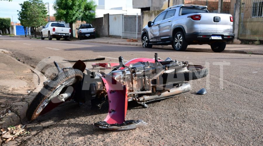Imagem: VIDEO SITE 3 2 Colisão entre carro e moto deixa jovem de 19 anos ferida no Jardim Monte Libano