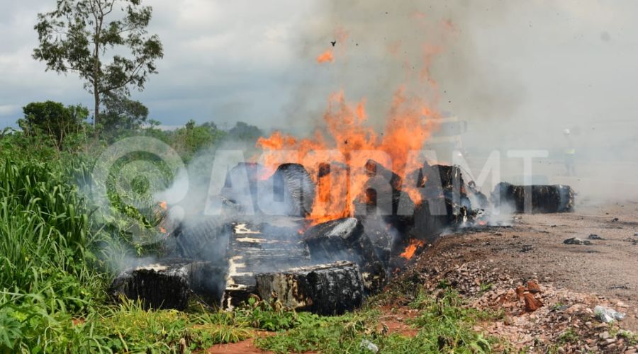 Imagem: VIDEO SITE 4 1 Incêndio atinge carreta carregada com pluma de algodão na BR-163 e deixa pista interditada