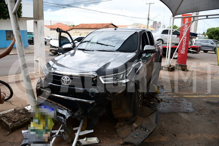 Imagem: Veiculo Hilux envolvido no acidente Mulher passa mal ao volante e causa acidente envolvendo três veículos; duas pessoas ficaram feridas