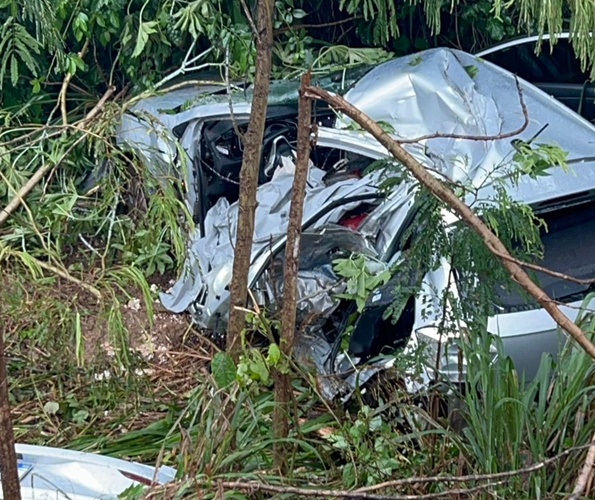 Imagem: Veiculo envolvido no acidente Acidente entre quatro veículos deixa 1 pessoa morta e três feridas na BR-364; pista estava molhada