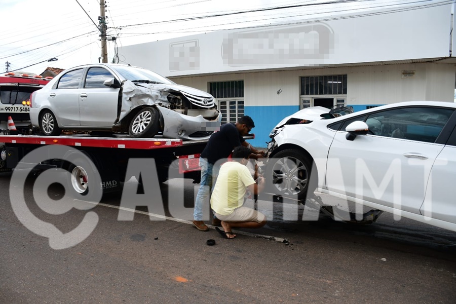 Imagem: Veiculos Erios e Cruze sendo guinchados Mulher passa mal ao volante e causa acidente envolvendo três veículos; duas pessoas ficaram feridas