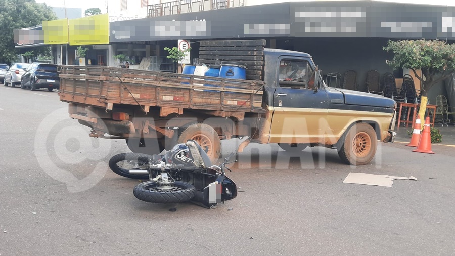 Imagem: Veiculos emvolvodos no acidente Mesmo com sinalizações de trânsito, mais um acidente é registrado com motociclista ferido