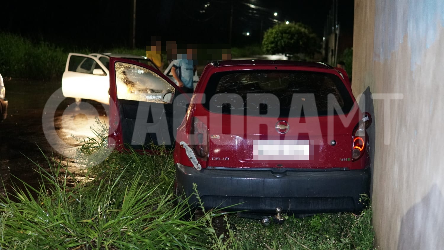 Imagem: Veiculos envovidos Seis pessoas ficam feridas em colisão de forte impacto; cinco são crianças