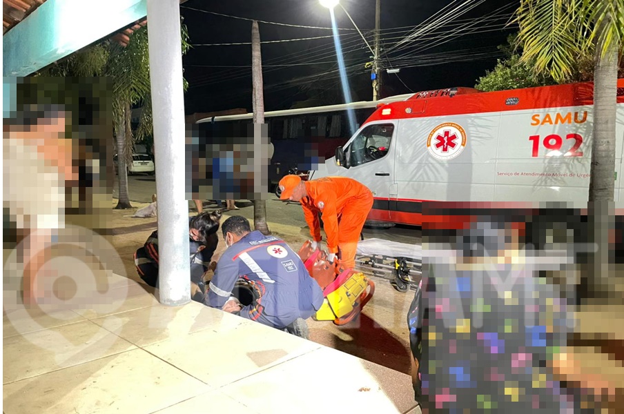 Imagem: Vitima recebendo os primeiros socorros Motorista com sinais de embriaguez invade via, fere motociclista e é detido na fuga