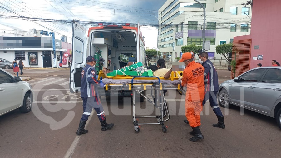 Imagem: Vitima sendo socorrida 1 Ciclista é socorrido e levado para o Hospital Regional após colidir em traseira de carro