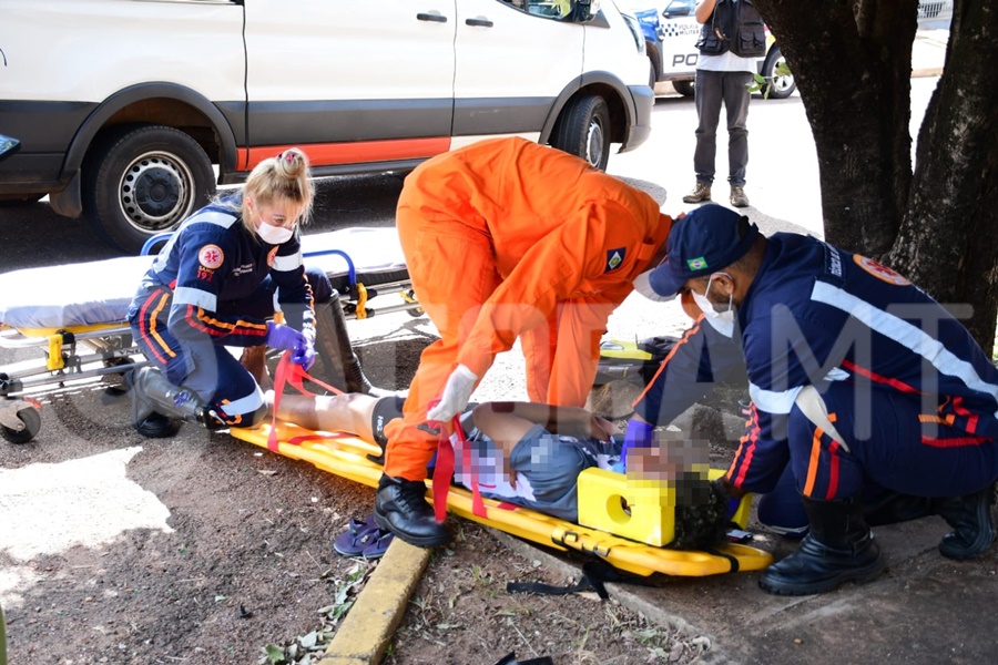 Imagem: Vitima sendo socorrida 3 Acidente entre moto e carro deixa dois jovens feridos em Rondonópolis; foram socorridos pelo Samu