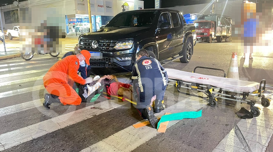 Imagem: Vitima sendo socorrida 5 Colisão entre caminhonete e moto deixa dois feridos no Centro de Rondonópolis