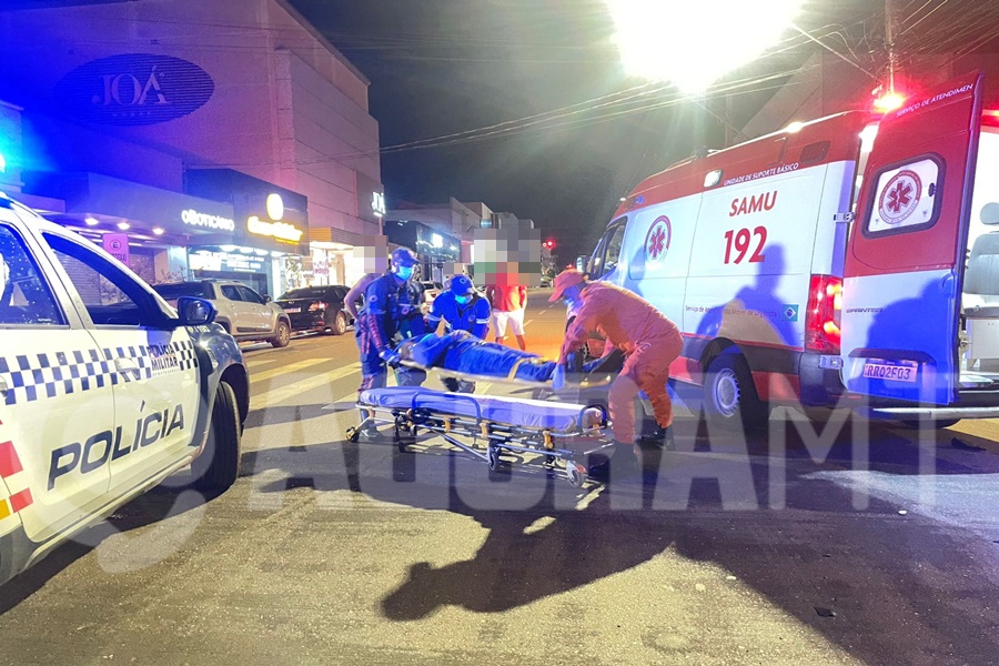 Imagem: Vitima sendo socorrida 6 Colisão entre dois veículos deixa motociclista ferido em cruzamento no Centro de Rondonópolis Imagem: Vitima sendo socorrida 6 Colisão entre dois veículos deixa motociclista ferido em cruzamento no Centro de Rondonópolis
