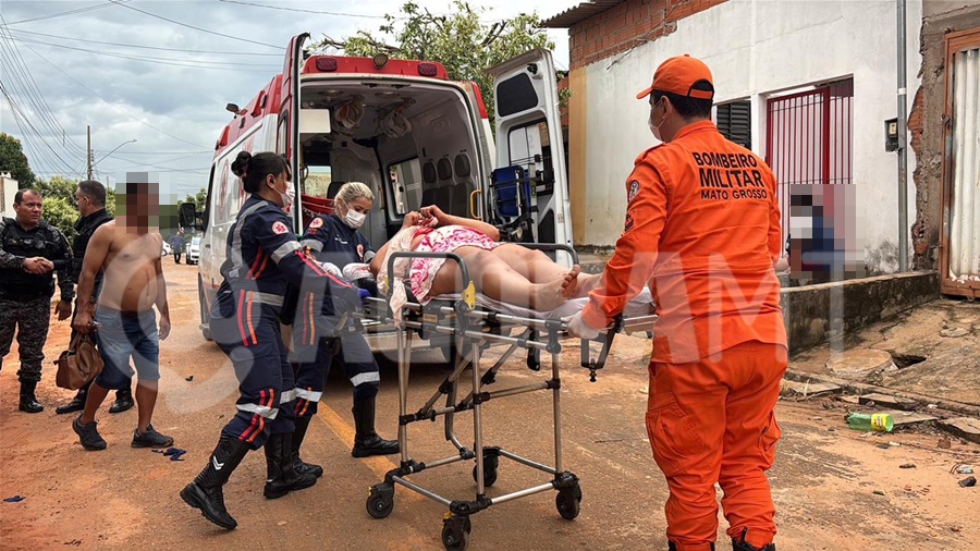Imagem: Vitima sendo socorrida 7 Mulher agride dançarina com garrafada na cabeça após flagrar ela dançando com seu marido em bar de Rondonópolis
