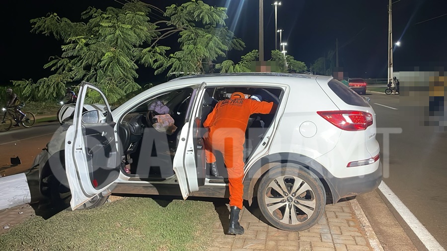 Imagem: Vitimas sendo socorridas Mãe e filha ficam feridas após carro colidir com poste próximo ao Parque de Exposições