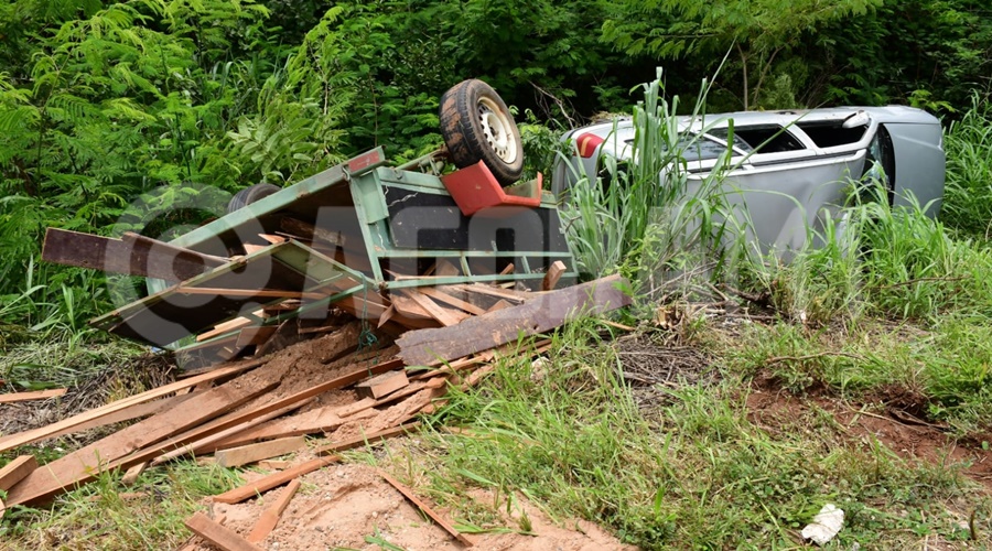 Imagem: WhatsApp Image 2026 01 13 at 10.55.40 Capotamento na MT-270 deixa casal ferido em Rondonópolis; materiais de construção estavam em carretinha