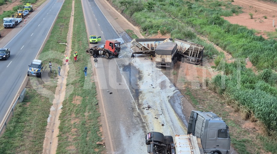 Imagem: adbv Grave acidente entre carretas deixa pai e filha mortos na BR-163 em Rondonópolis