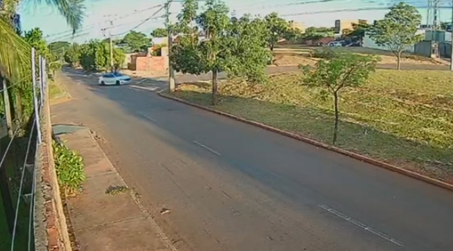 Imagem: adjv 1 Câmera de segurança registra grave acidente entre ciclista e carro em Rondonópolis