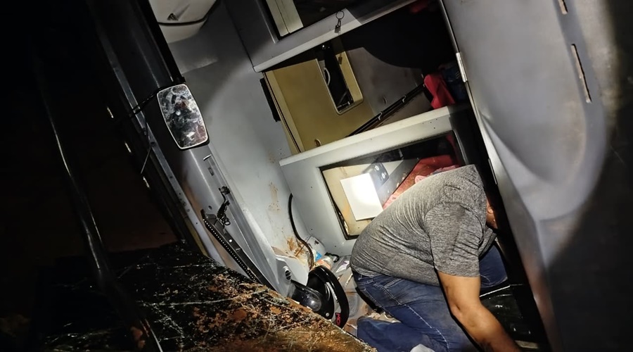 Imagem: adkbv Ônibus que seguia de Sinop para Cuiabá tomba na BR-163 e deixa feridos em Lucas do Rio Verde