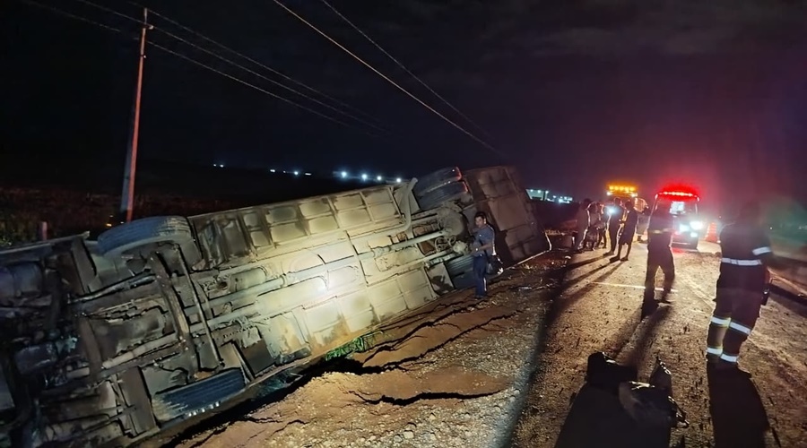 Imagem: bsrfkc Ônibus que seguia de Sinop para Cuiabá tomba na BR-163 e deixa feridos em Lucas do Rio Verde