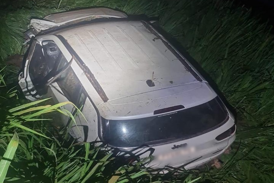 Imagem: ckdmv Veículo furtado é recuperado após acompanhamento policial e capotamento no Anel Viário em Rondonópolis Imagem: ckdmv Veículo furtado é recuperado após acompanhamento policial e capotamento no Anel Viário em Rondonópolis