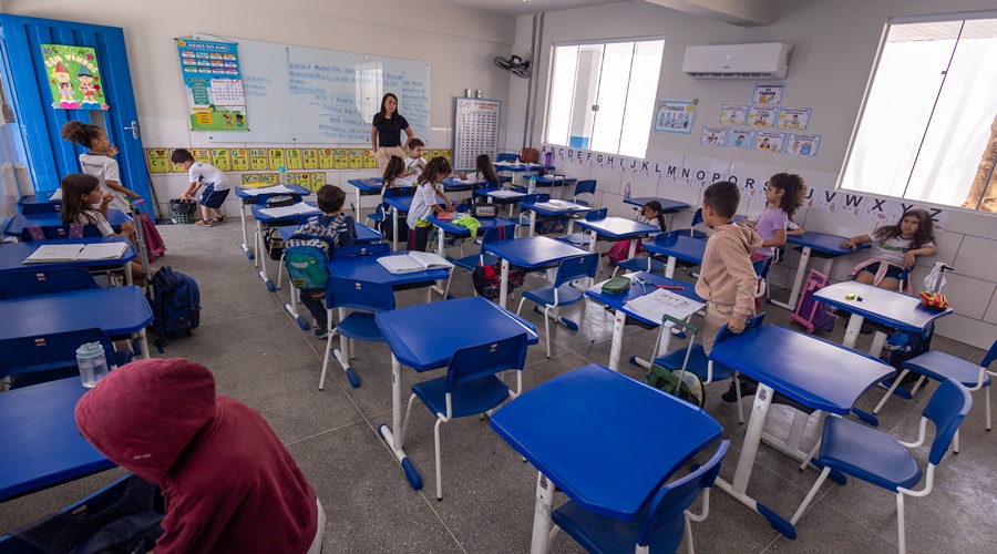 Imagem: escola Rede municipal de ensino em Rondonópolis se programa para iniciar ano letivo no dia 2 de fevereiro escola - alunos - sala de aula - professor