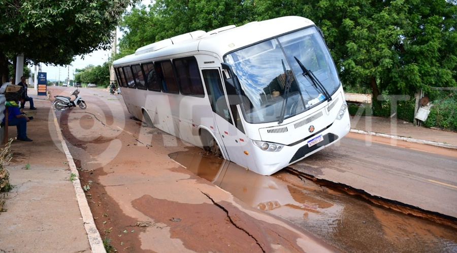 Imagem: odnv Asfalto cede e ônibus fica inclinado com risco de tombamento na Vila Goulart em Rondonópolis