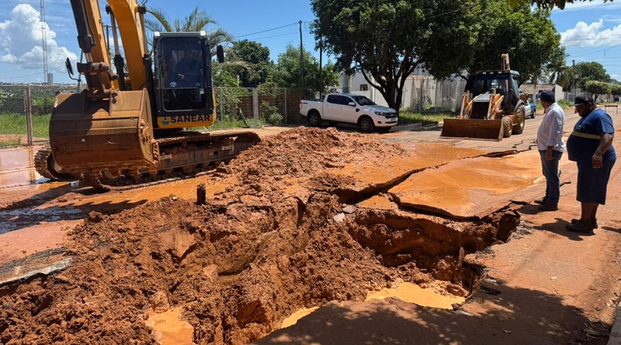 Imagem: pista cedeu SANEAR trabalha em rompimento de adutora na Vila Goulart após asfalto ceder