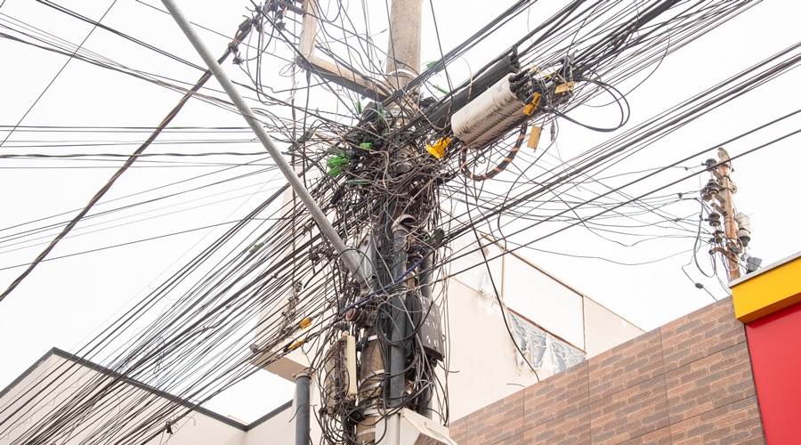 Imagem: poste Procon multa Energisa em R$ 370 mil por não retirar fiação sem uso dos postes