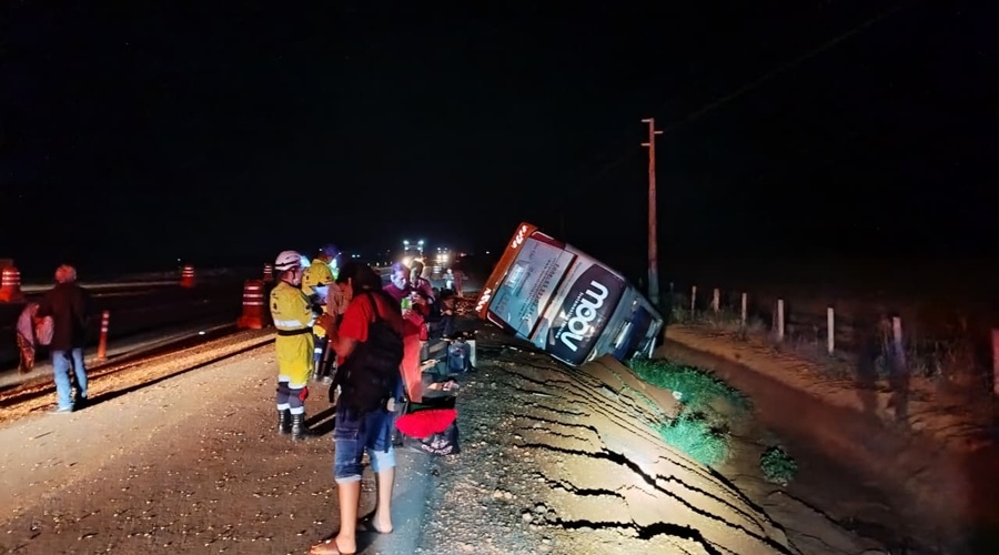 Imagem: rbht Ônibus que seguia de Sinop para Cuiabá tomba na BR-163 e deixa feridos em Lucas do Rio Verde