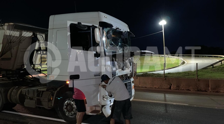 Imagem: sfnbsf Carreta perde o freio e atinge traseira de ônibus interestadual na BR-364 em Rondonópolis