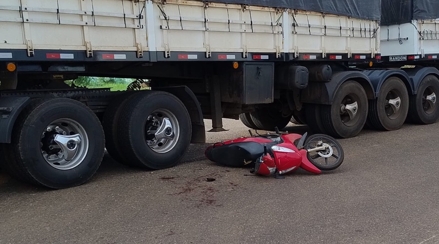 Imagem: shdjbv Jovem tem fratura exposta no braço após colisão entre moto e carreta no Distrito Industrial