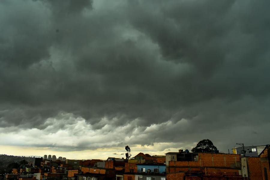 Imagem: tEMPORAL EM SAO PAULO Chuva em São Paulo deixa toda a cidade em estado de atenção