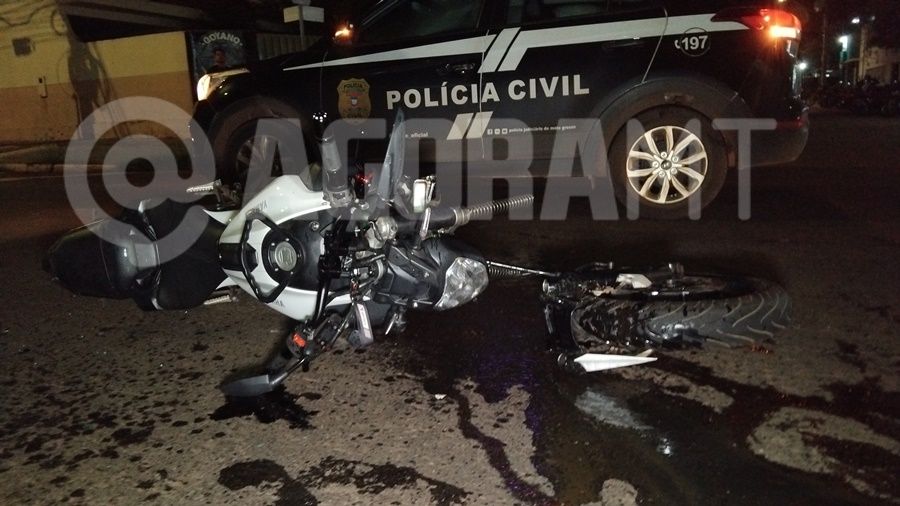 Imagem: A motocicleta ficou destruida com o impacto Motorista de HB20 invade a preferencial e causa acidente de forte impacto; motociclista foi socorrido