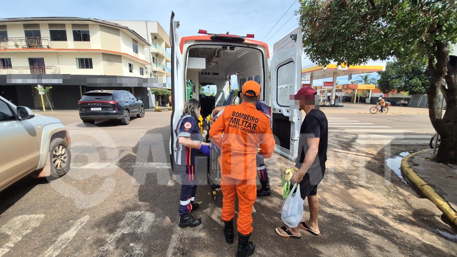 Imagem: A vitima foi encaminhada para o Hospital Regional Idoso fica ferido com suspeita de fratura após pedalar na contramão e ser atingido por carro