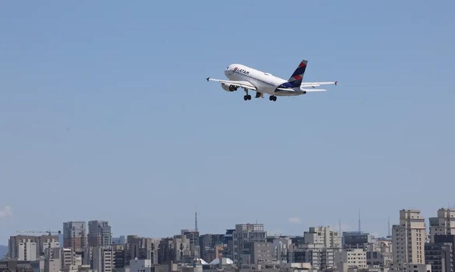Imagem: AVIAO DA LATAM Greve na Argentina provoca alteração nos voos da Latam
