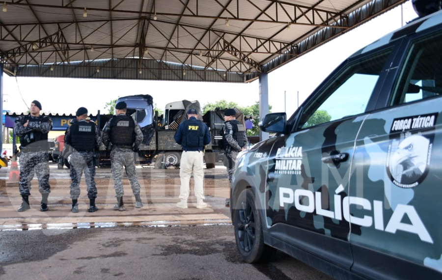 Imagem: Acao conjunta Forca Tatica e PRF Operação conjunta entre PRF e Força Tática apreende caminhão com peças de veículos roubados e prende suspeitos