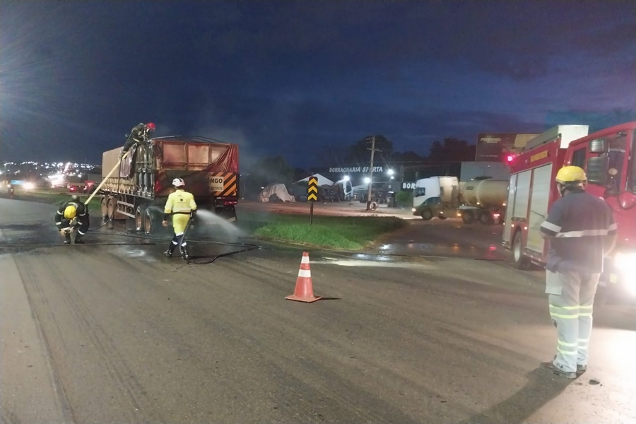 Imagem: Acao do Corpo de Bombeiros Corpo de Bombeiros de Rondonópolis combate incêndio e faz rescaldo em carreta que pegou fogo