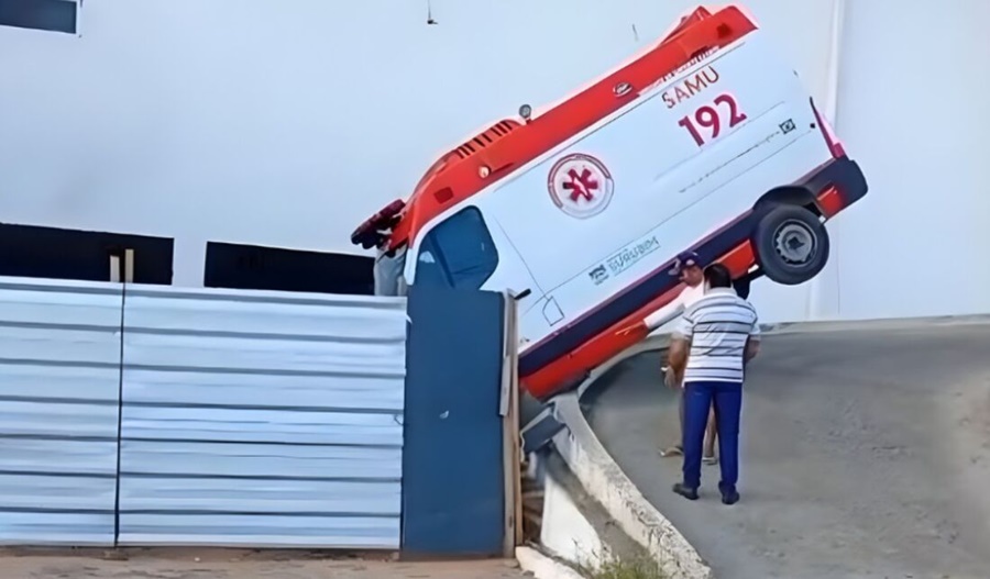 Imagem: Ambulancia do Samu cai em rampa Ambulância do SAMU perde controle e cai de rampa de UPA