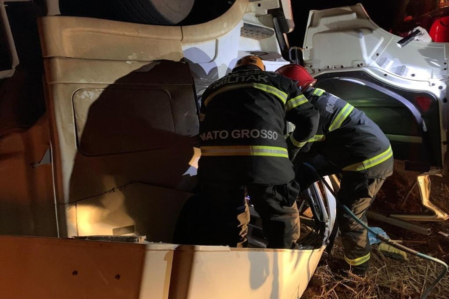 Imagem: Bombeiros socorrendo vitimas emcapotamento Corpo de Bombeiros atende duas ocorrências de capotamento de veículos com vítimas neste fim de semana