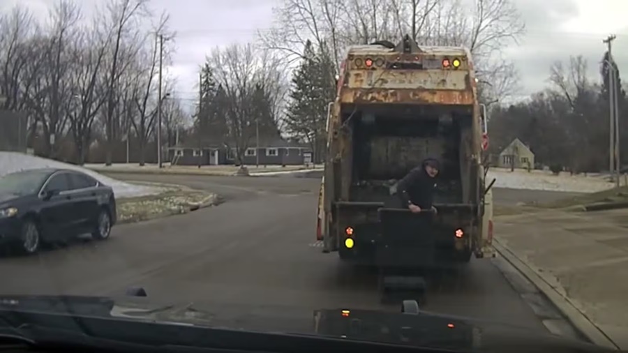 Imagem: Camera flagra momento em que suspeito surge de dentro da Suspeito se esconde em lata de lixo para fugir de blitz da polícia Imagem: Camera flagra momento em que suspeito surge de dentro da Suspeito se esconde em lata de lixo para fugir de blitz da polícia