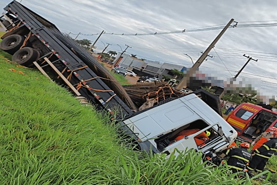 Imagem: Caminhao envolvido no acidente Acidente envolvendo carro e dois veículos de carga deixa três feridos na BR-163