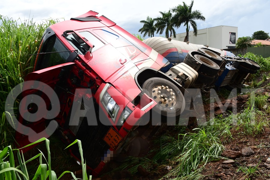 Imagem: Caminhao tombado na BR 364 PRF garante segurança em trecho após tombamento de caminhão transportando carga de alto risco