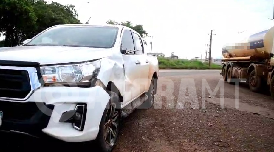Imagem: Caminhonete Hilux envolvida no acidente Idoso que conduzia motocicleta sofre fraturas em acidente de alto impacto na BR-364 em Rondonópolis
