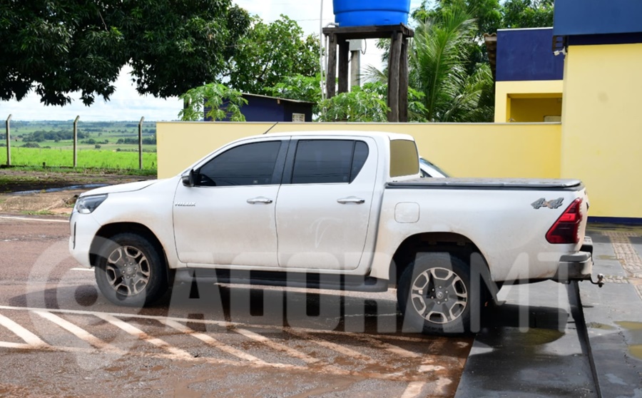 Imagem: Caminhonete apreendida Operação conjunta entre PRF e Força Tática apreende caminhão com peças de veículos roubados e prende suspeitos