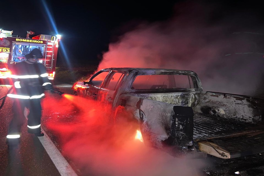 Imagem: Caminhonete pegou fogo Caminhonete Amarok pega fogo e fica totalmente destruída na BR-070; ninguém se feriu