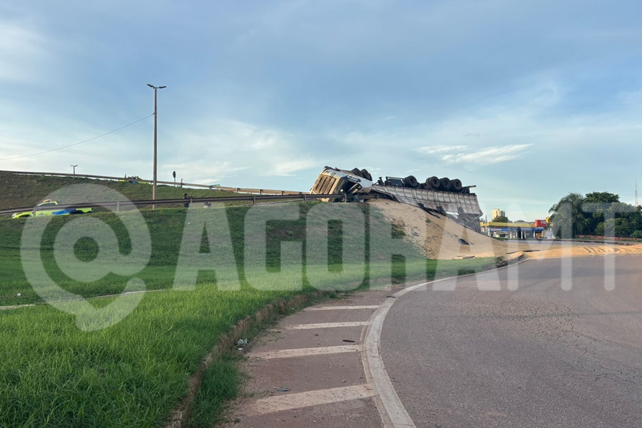 Imagem: Carreta tombou sobre o viaduto de Rondonopolis Carreta tomba em viaduto e motorista é detido por suspeita de embriaguez em Rondonópolis Imagem: Carreta tombou sobre o viaduto de Rondonopolis Carreta tomba em viaduto e motorista é detido por suspeita de embriaguez em Rondonópolis