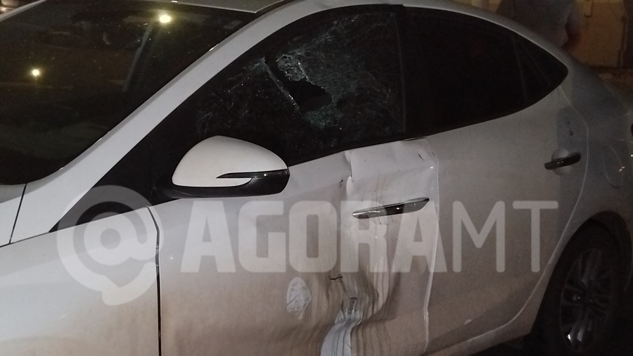 Imagem: Carro HB20 envolvido no acidente Motorista de HB20 invade a preferencial e causa acidente de forte impacto; motociclista foi socorrido