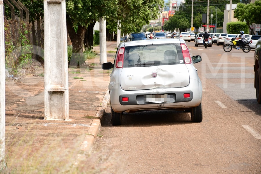 Imagem: Carro Uno envolvido no acidente Motociclista de 19 anos que estava a caminho do trabalho sofre fraturas após se envolver em acidente