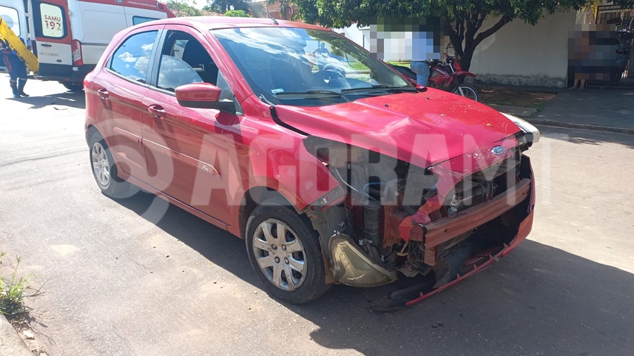 Imagem: Carro envolvido no acidente Motociclista que estava em via preferencial fica ferido em acidente no Jardim Tropical