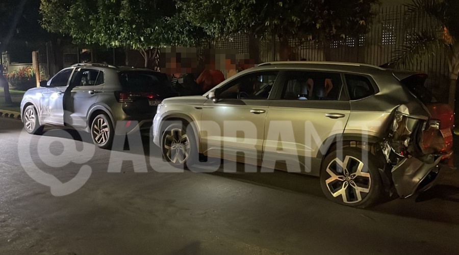 Imagem: Carros que estavam estacionados Picape pega fogo após colidir com carros estacionados; ninguém se feriu Imagem: Carros que estavam estacionados Picape pega fogo após colidir com carros estacionados; ninguém se feriu